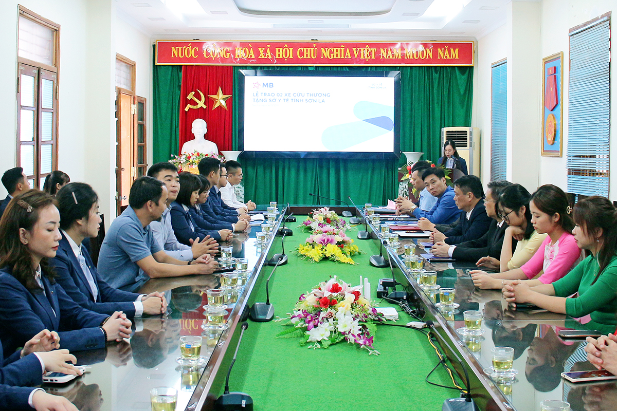 Ngân hàng Quân đội tặng 2 chiếc xe cứu thương cho ngành Sở Y tế Sơn La